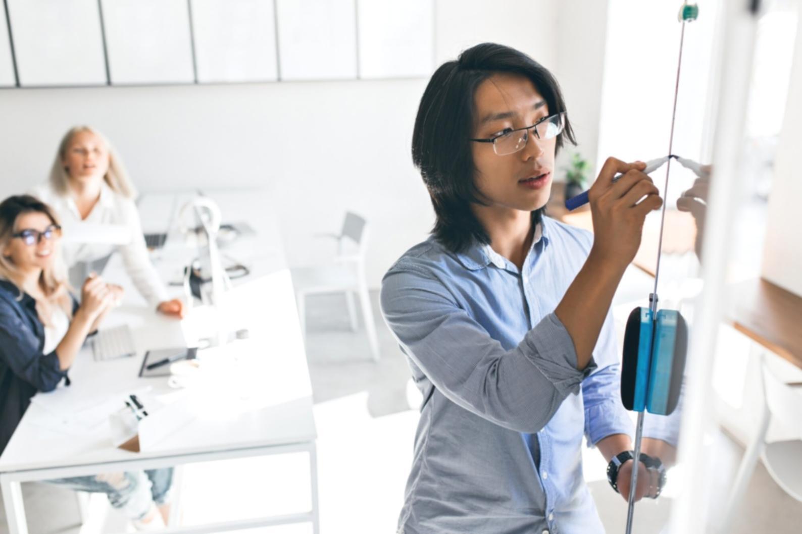 Étudiante consultant ses options d'investissement sur son ordinateur